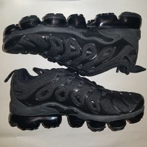womens triple black vapormax